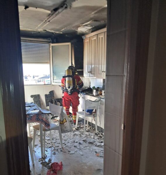 Bombero en una cocina afectada por incendio en Ponferrada
