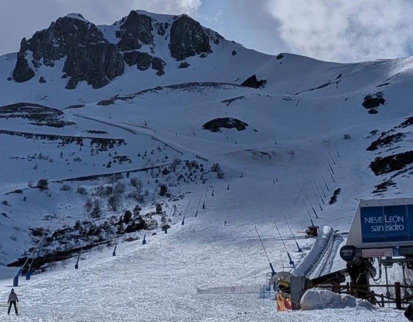 Vista de las pistas de esquí en San Isidro con montañas nevadas