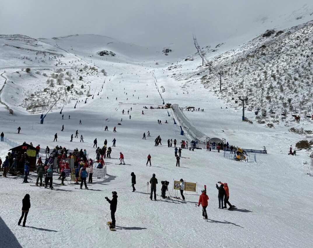 Esquiadores disfrutando en la estación de San Isidro con nieve