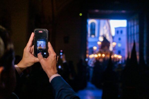 Persona grabando un evento religioso durante la Semana Santa