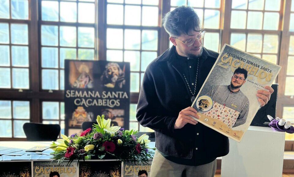David del Valle presentando el cartel de Semana Santa en Cacabelos