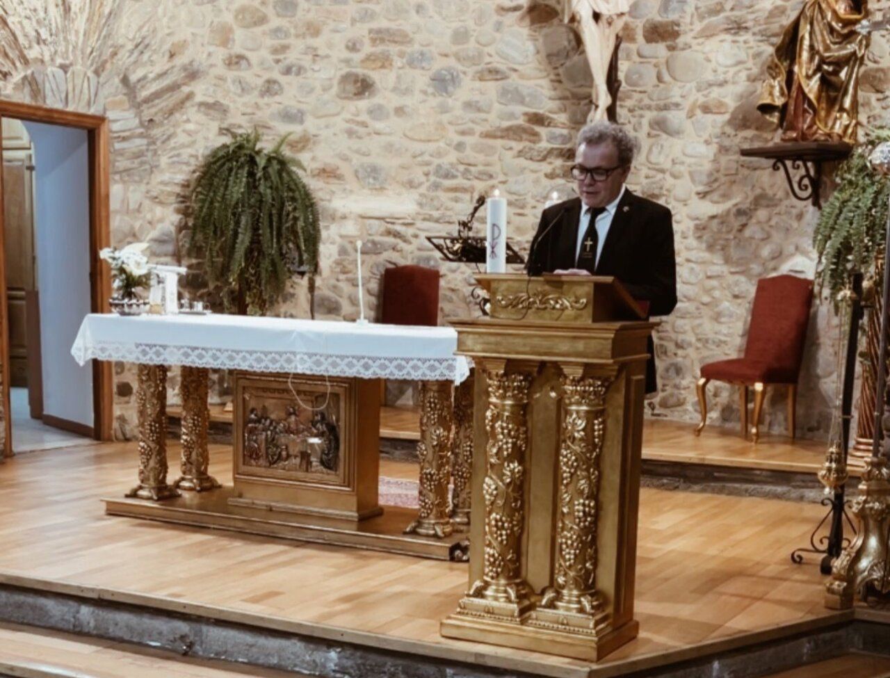 David del Valle dando un pregón en la Semana Santa de Cacabelos