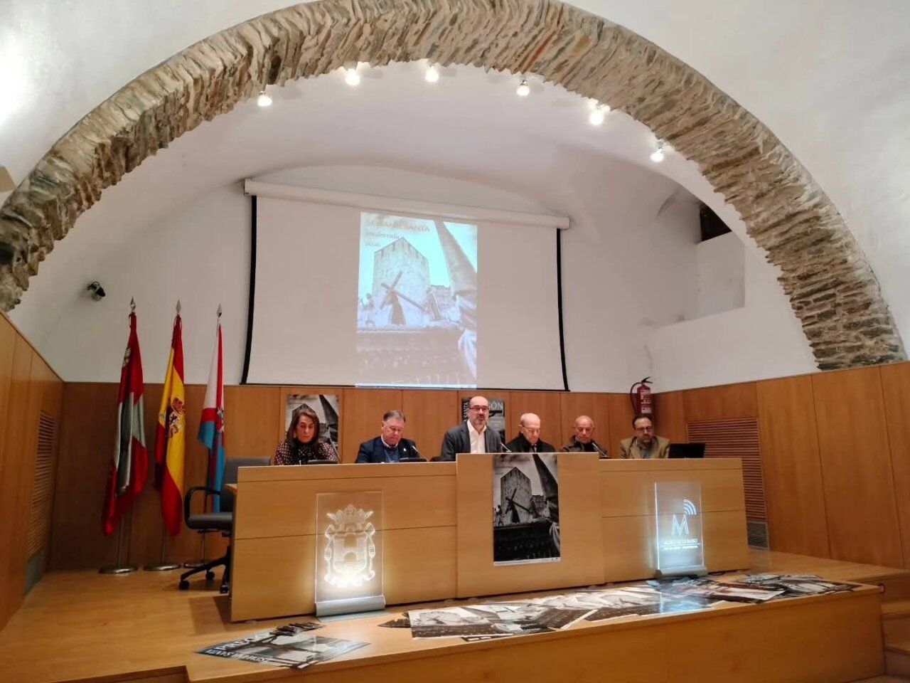 Presentación de la Semana Santa en Ponferrada con autoridades y cofrades