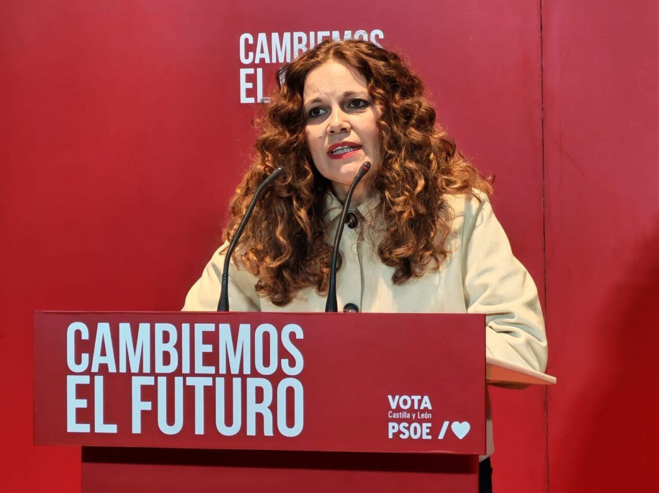 Silvia Cao hablando en un evento del PSOE sobre el futuro del sector agroalimentario