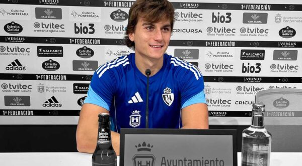 Jugador de la SD Ponferradina en rueda de prensa