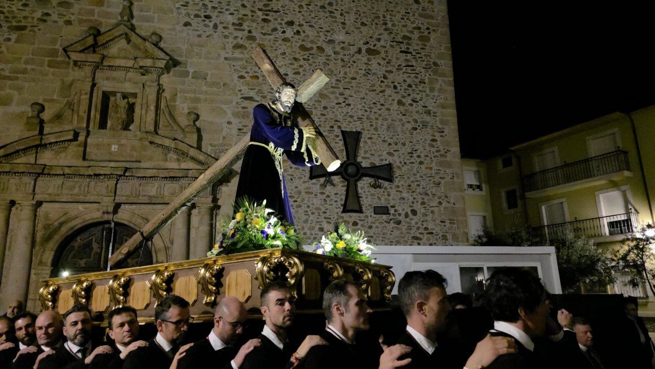 Traslado de Jesús Nazareno en procesión durante la Semana Santa en Ponferrada