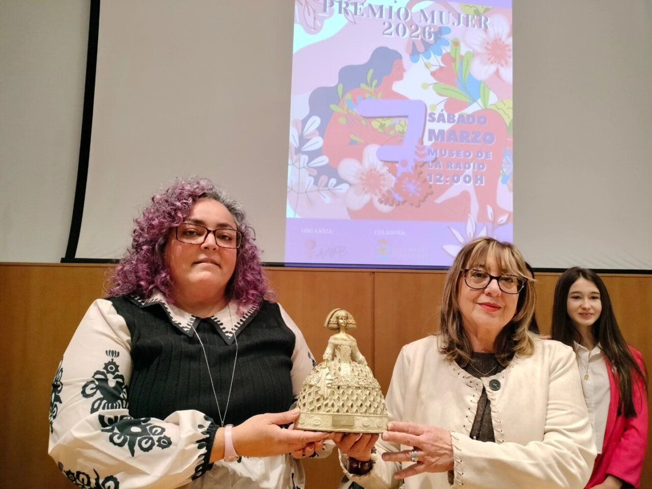 Tatyana Galán recibiendo el Premio Mujer 2026 en un evento cultural