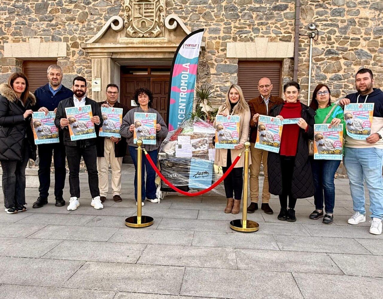 Grupo de personas sosteniendo carteles de rifas solidarias en Toreno