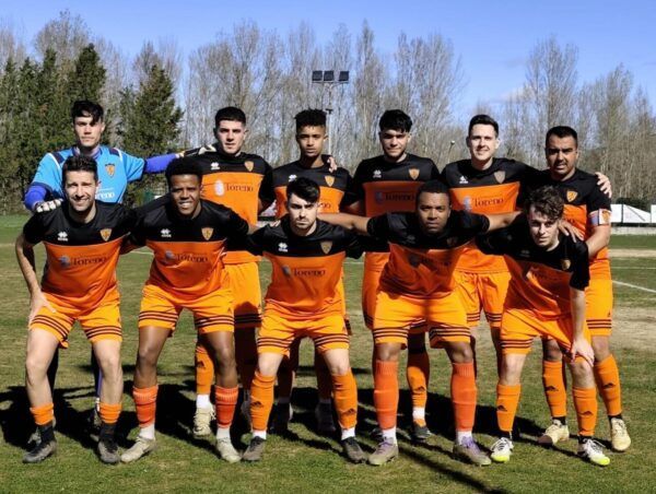 Equipo del Club Deportivo Toreno posando en el campo de fútbol