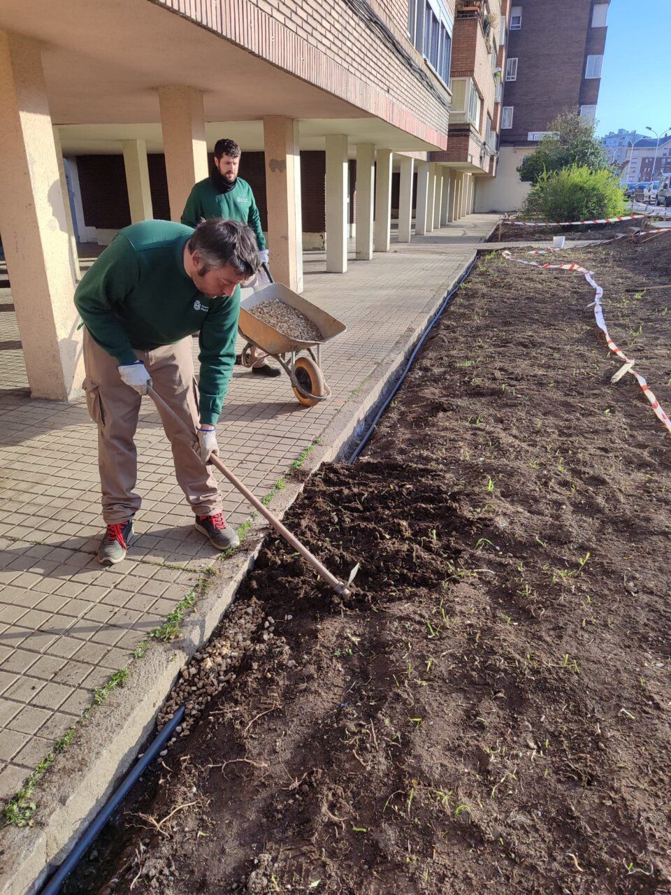 Trabajadores realizando labores de jardinería en Miravalles