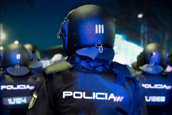 Agentes de la UIP de la Policía Nacional en una manifestación nocturna