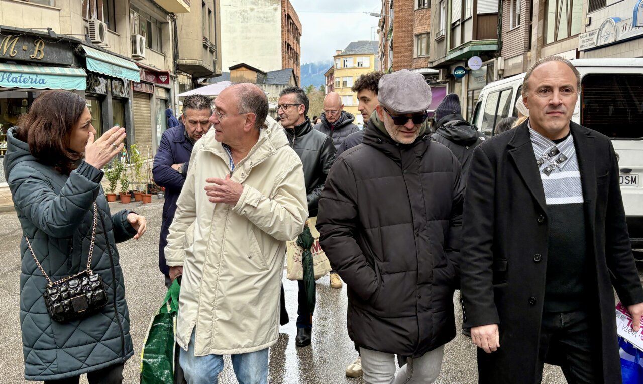 Grupo de personas caminando en una calle de León
