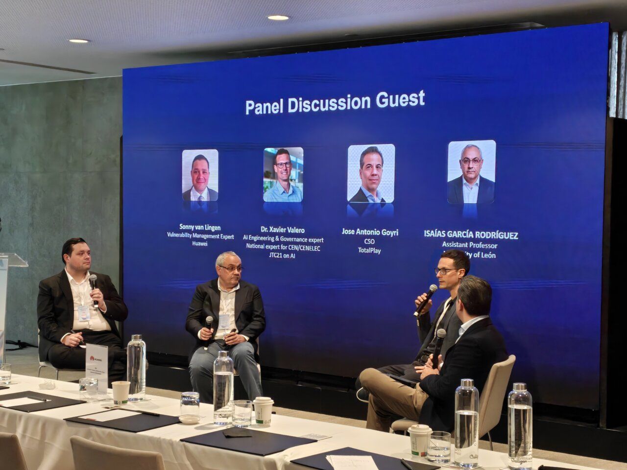 Panel de discusión sobre seguridad en redes 5G en la Universidad de León
