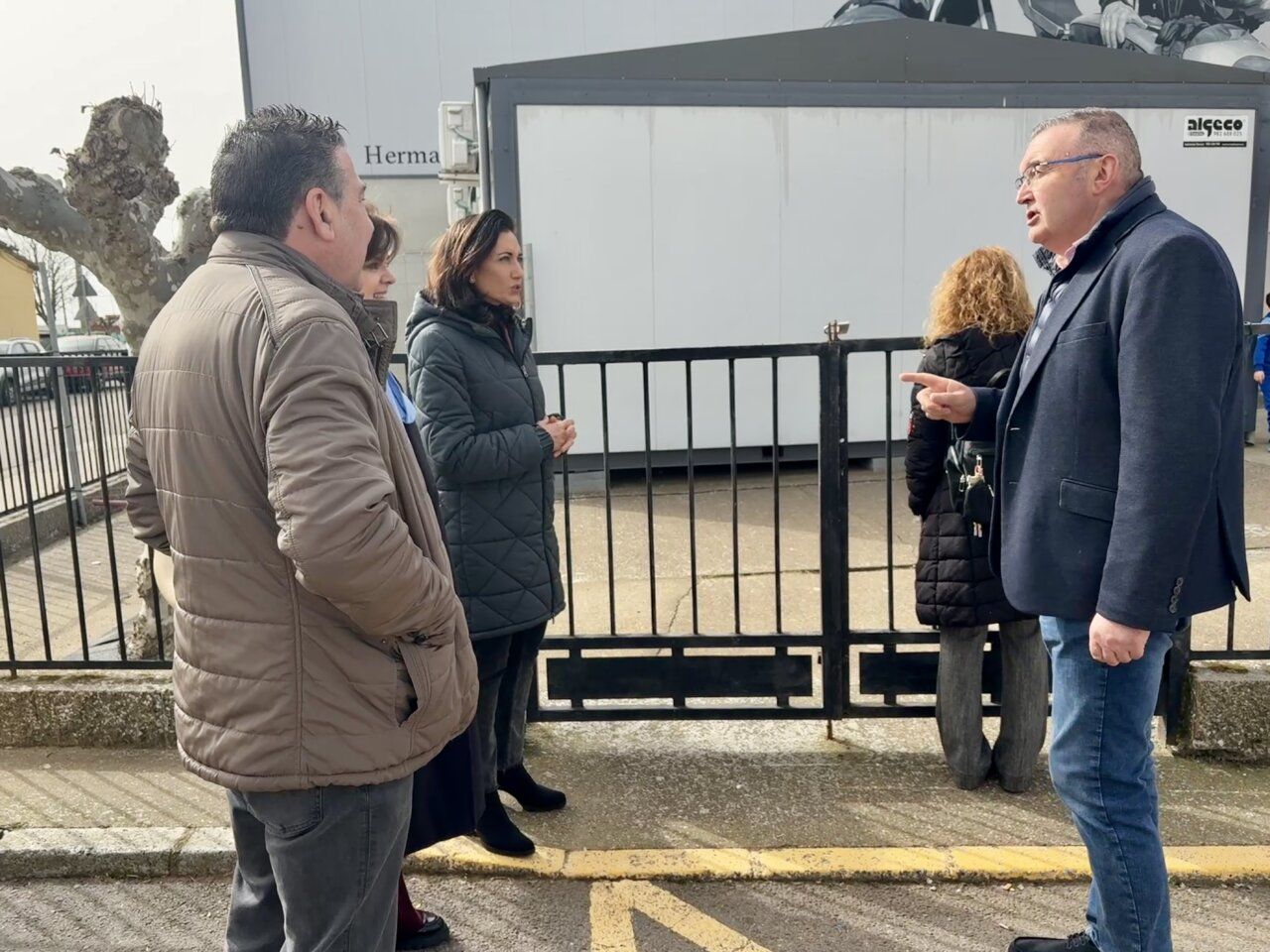 Reunión sobre la finalización de obras en el colegio de Cembranos