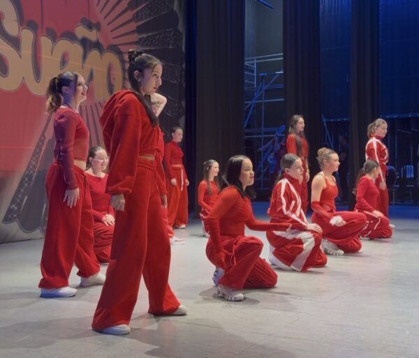 Bailarines de Utopía Dance Studio en competición con trajes rojos