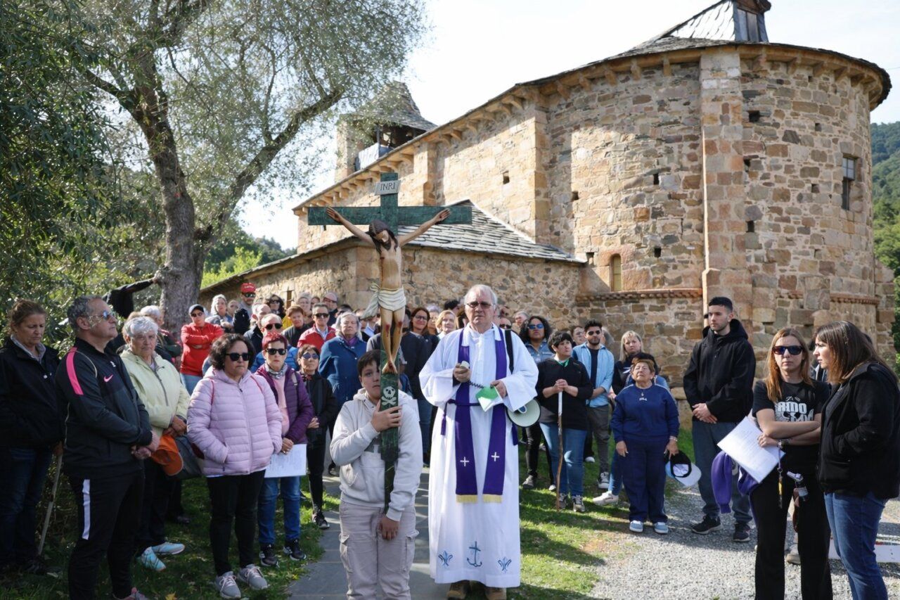 Celebración del Vía Crucis en el Monte Pajariel con participantes y un sacerdote.