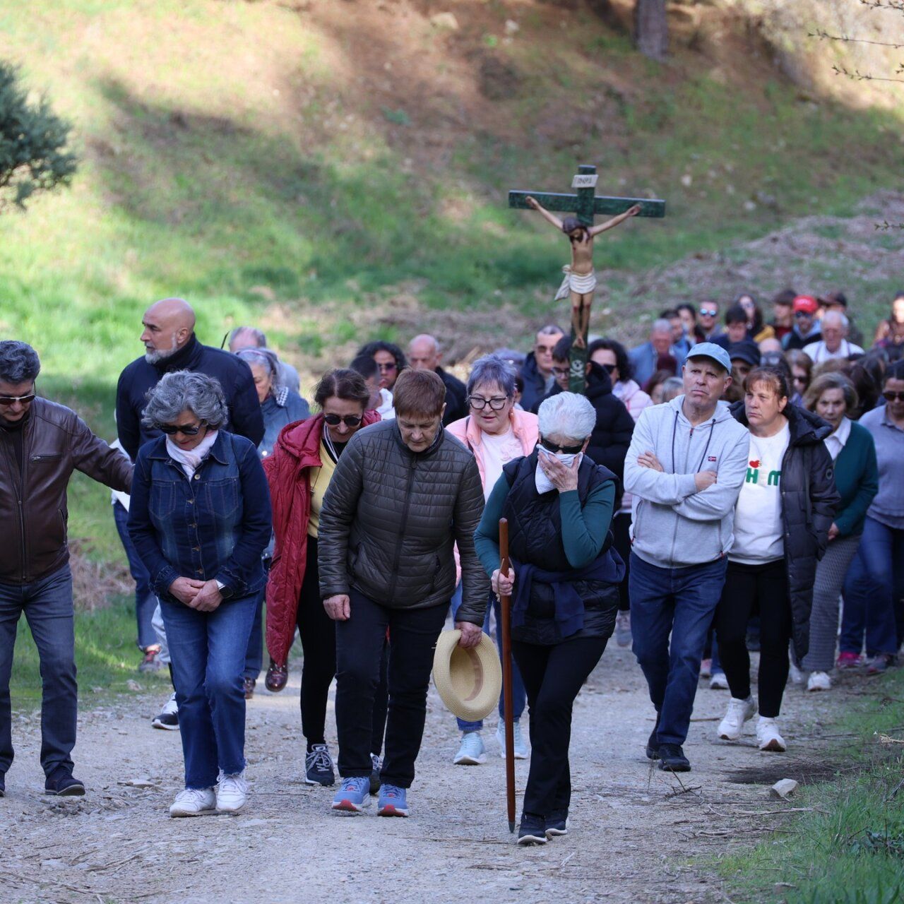 Grupo de personas caminando en el Vía Crucis del Monte Pajariel