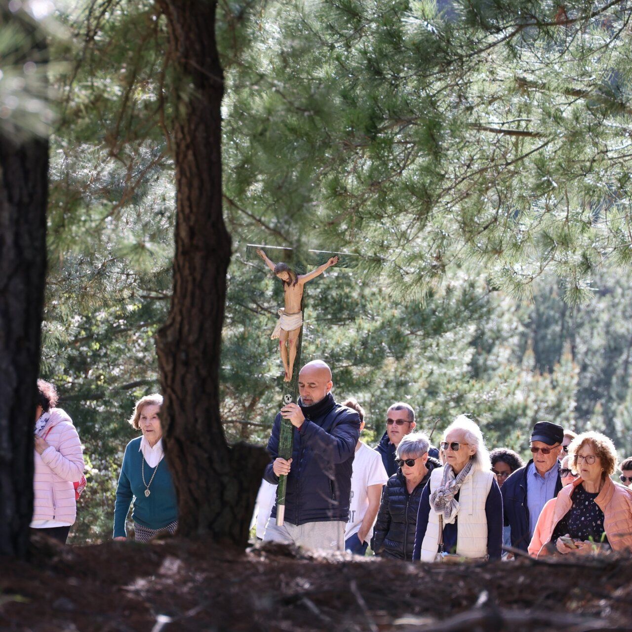 Participantes del Vía Crucis en el Monte Pajariel durante la Semana Santa