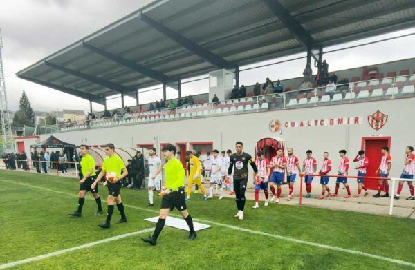 Jugadores del Atlético Bembibre y Numancia B en el campo