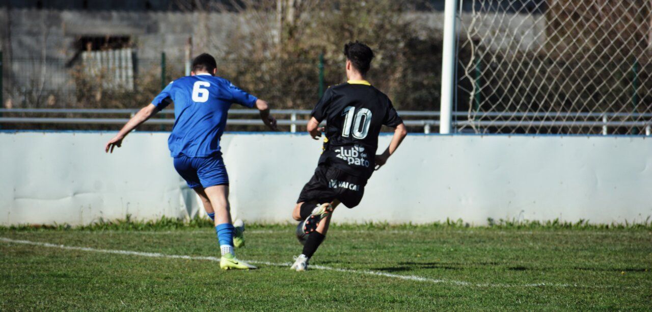 Jugadores de fútbol en un partido entre Cacabelense y Cuatrovientos