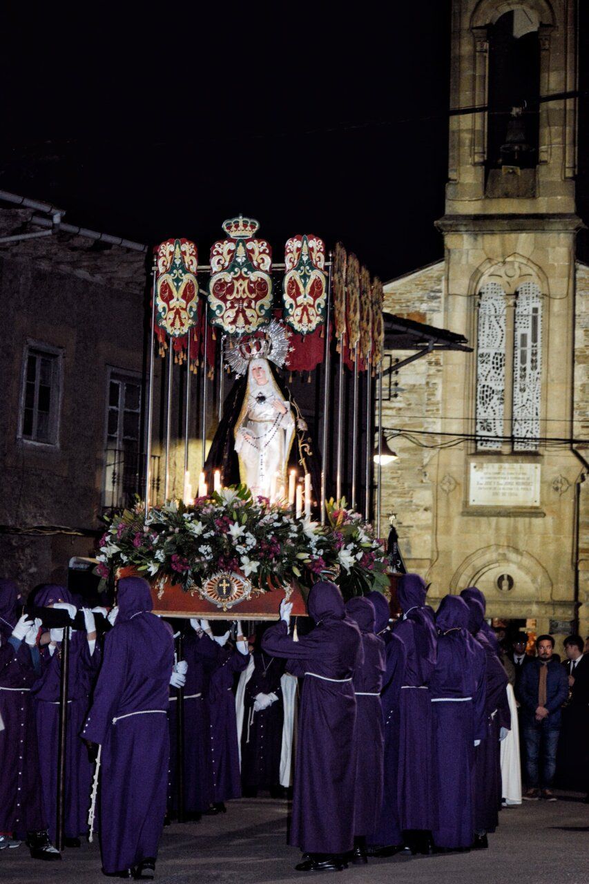 Procesión de la Virgen de los Dolores en Cacabelos con nuevo trono