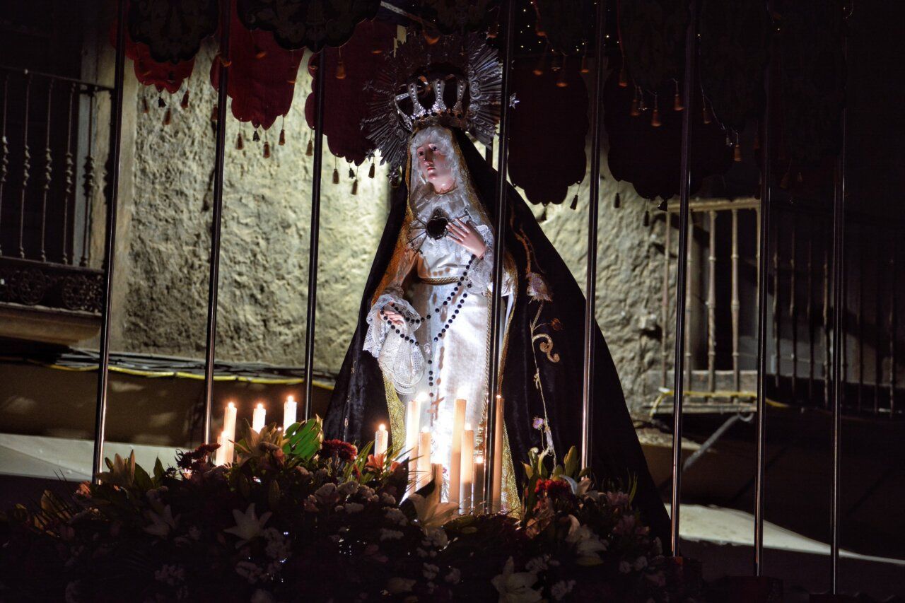 Virgen de los Dolores en procesión con nuevo trono en Cacabelos