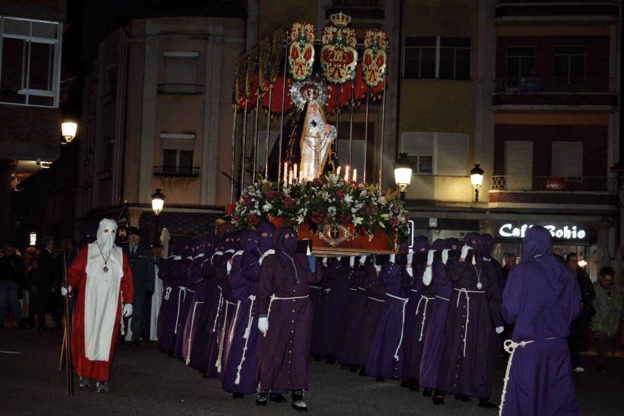 Procesión del Viernes de Dolores en Cacabelos con la Virgen de los Dolores