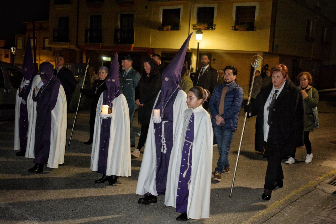 Participantes en la procesión del Viernes de Dolores en Cacabelos
