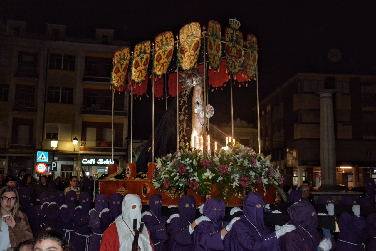 Procesión de la Virgen de los Dolores en Cacabelos con trono y cofrades