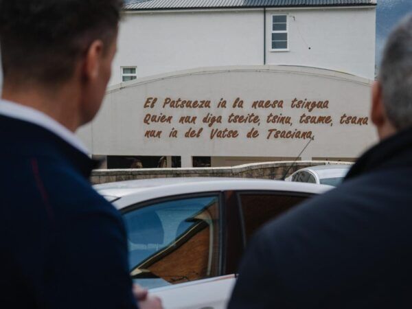 Visita del ministro a Villablino con mural en lengua patsuezu