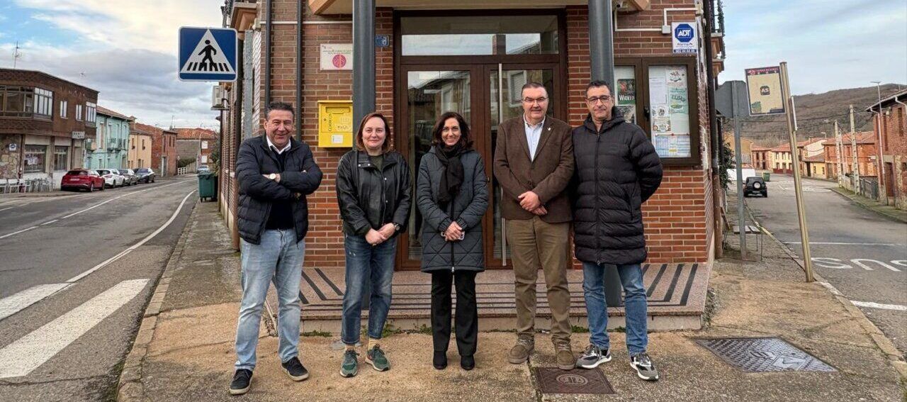 Grupo de personas frente a un edificio en Cuadros