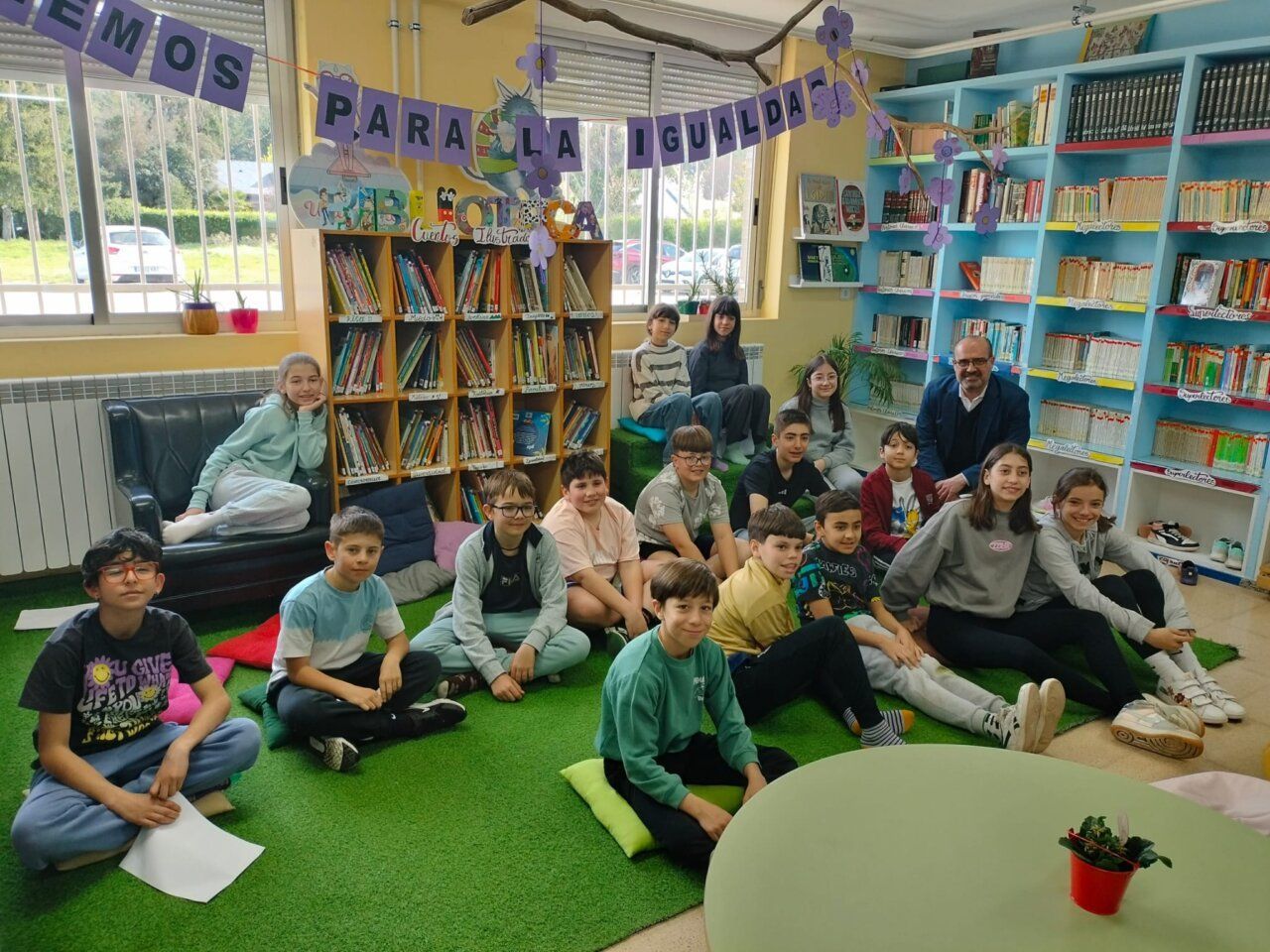 Alumnos del CEIP Compostilla con el alcalde Marco Morala en la biblioteca