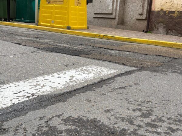Estado de las carreteras en Santa María del Páramo con baches visibles