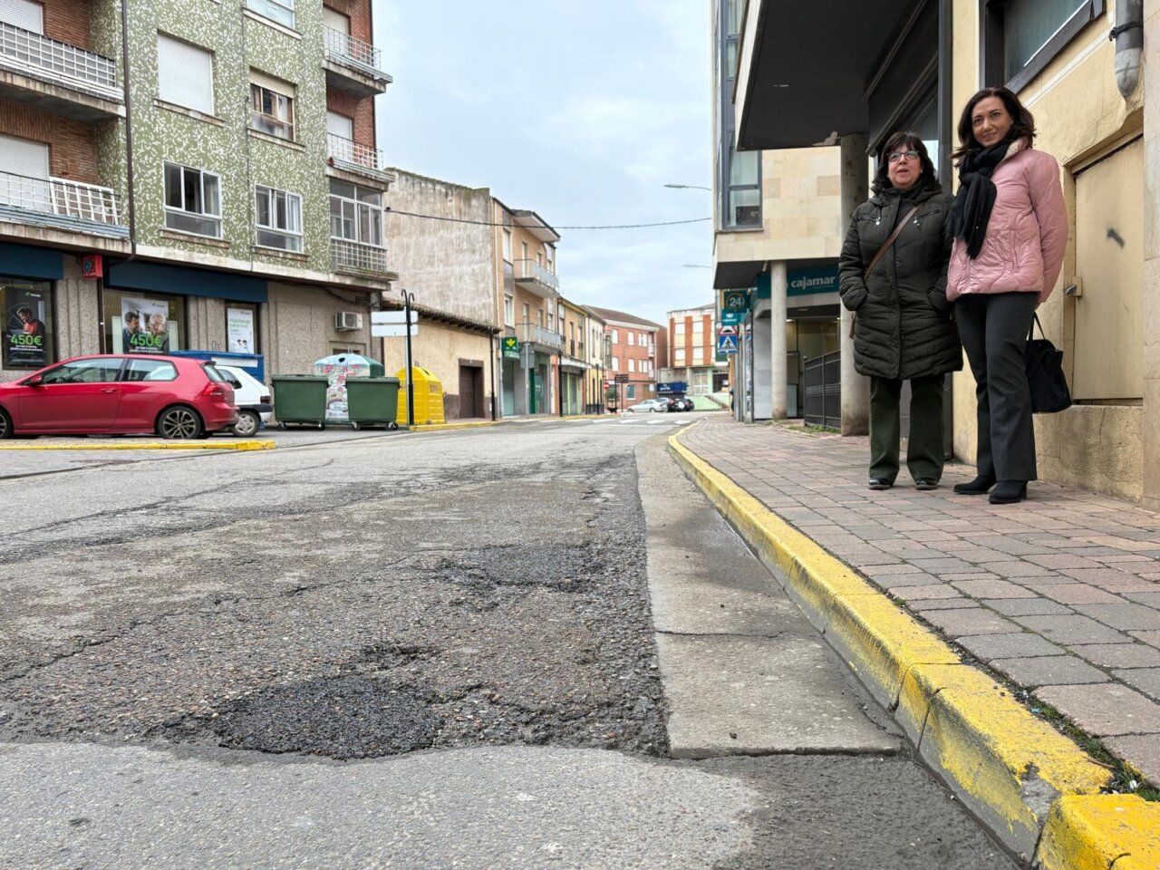 Dos mujeres de pie en una calle de Santa María del Páramo