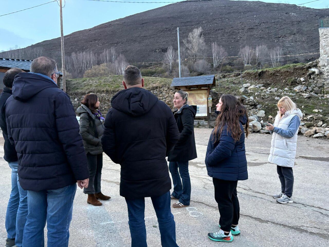 Reunión de miembros de UPL en Fasgar, preocupados por incendios.