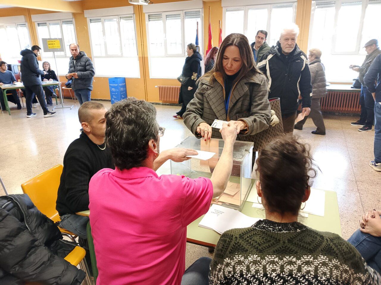 Candidatos del PP votando en un centro electoral en León