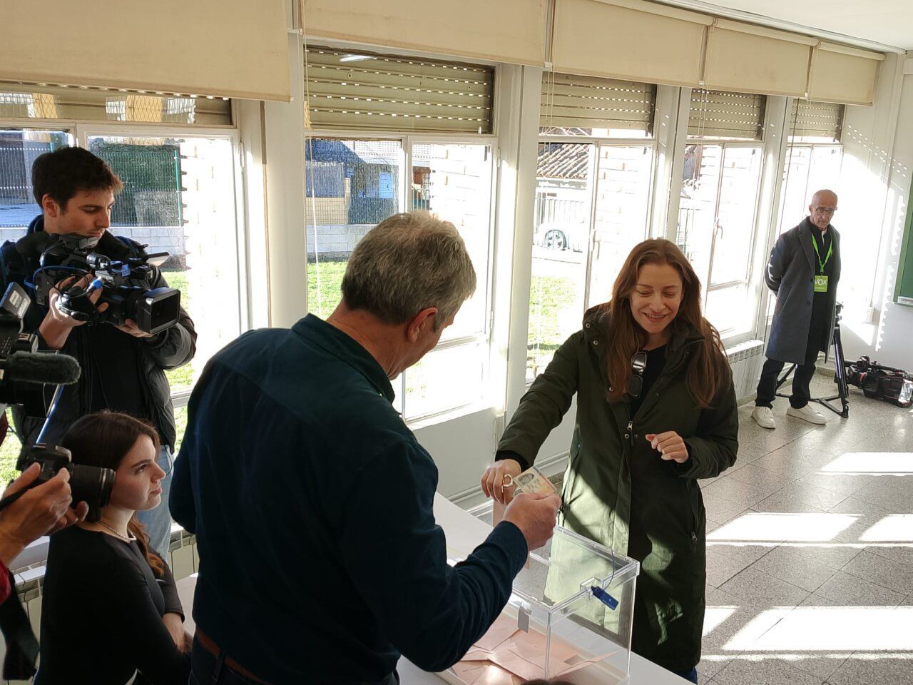 Esther Muñoz votando en una urna durante las elecciones
