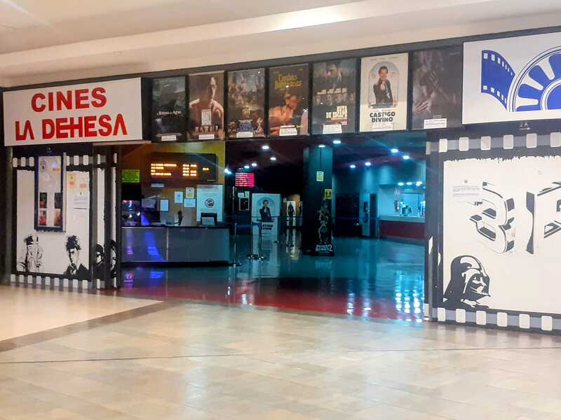 Entrada de Cines La Dehesa en Ponferrada con cartelera de películas