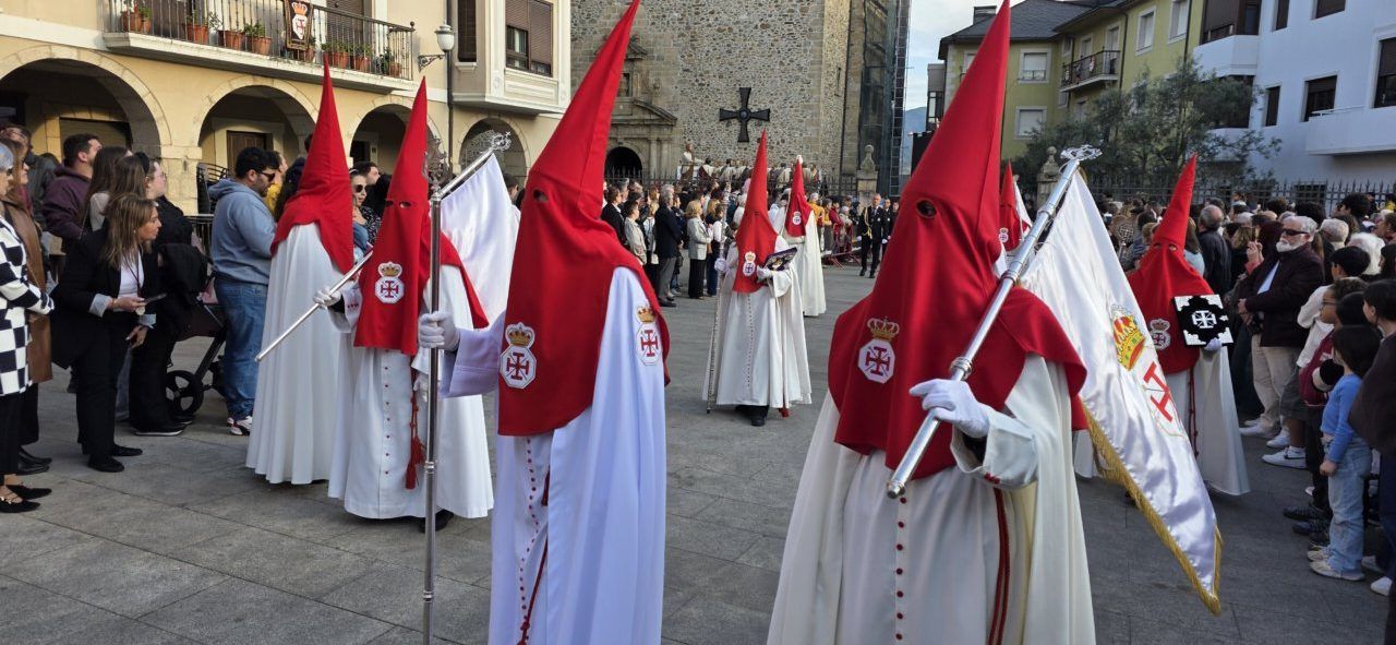 Participantes en la procesión de la Santa Cena con capirotes rojos
