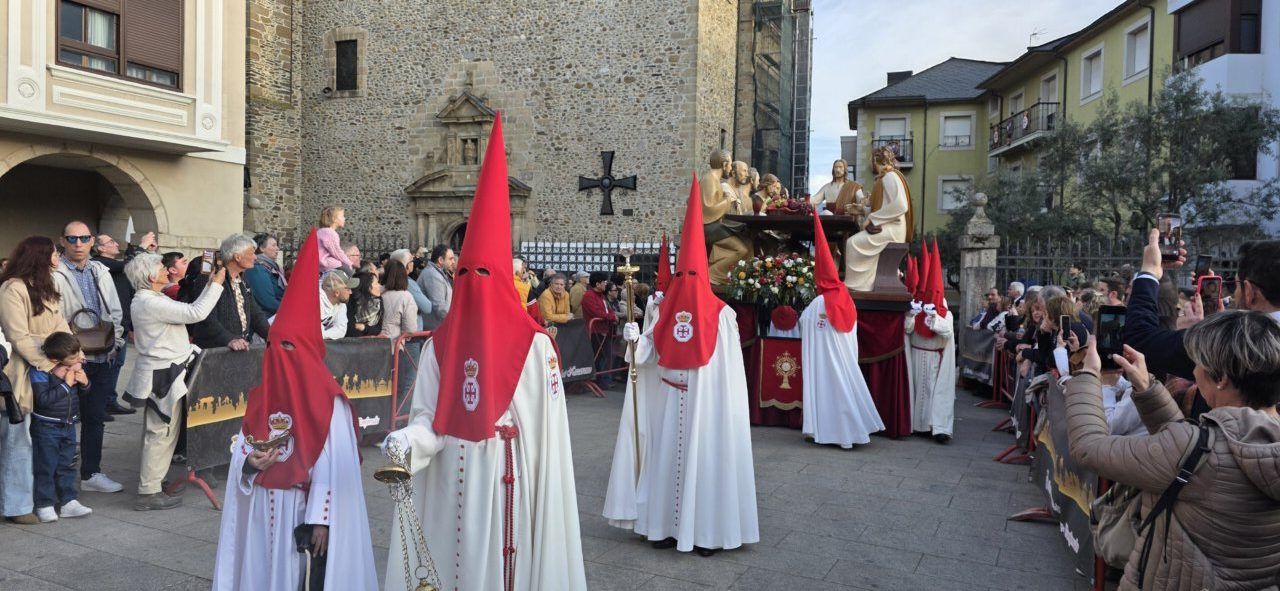 Participantes en la procesión de la Santa Cena con capirotes rojos