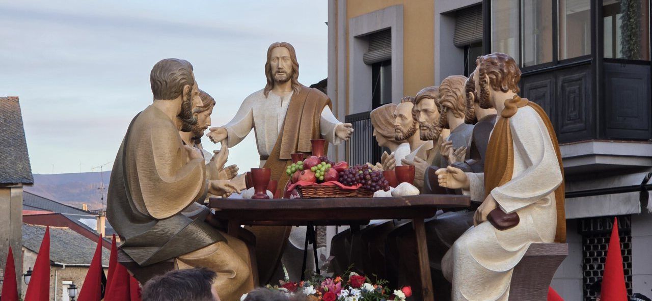 Estatuas de la Santa Cena en una procesión religiosa