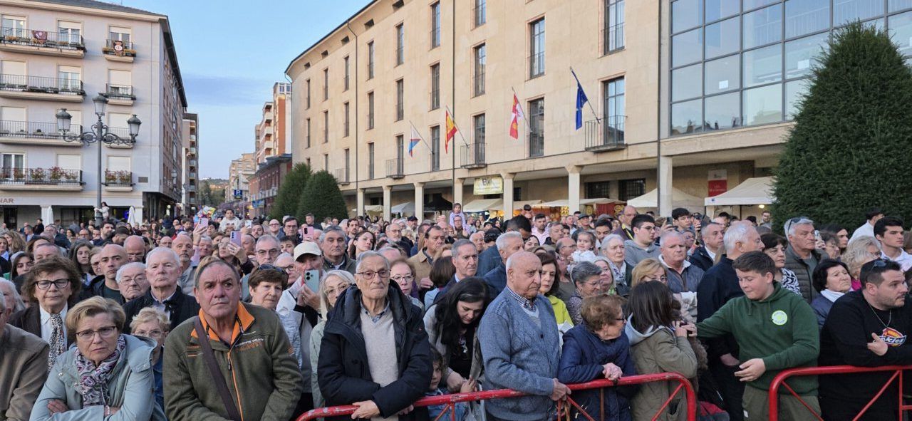 Multitud de personas durante la procesión de la Santa Cena