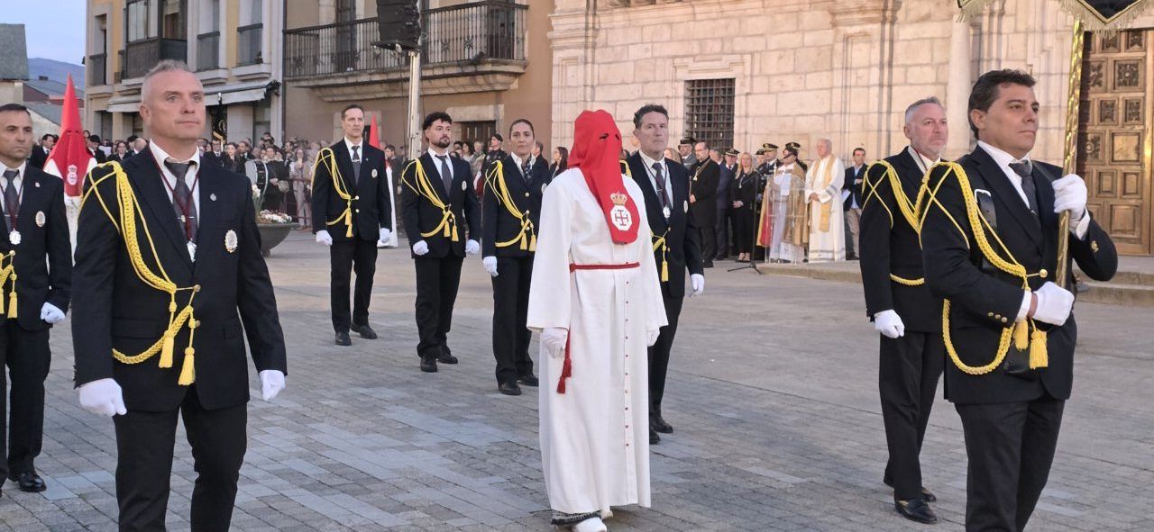 Participantes en la procesión de la Santa Cena en el Bierzo.