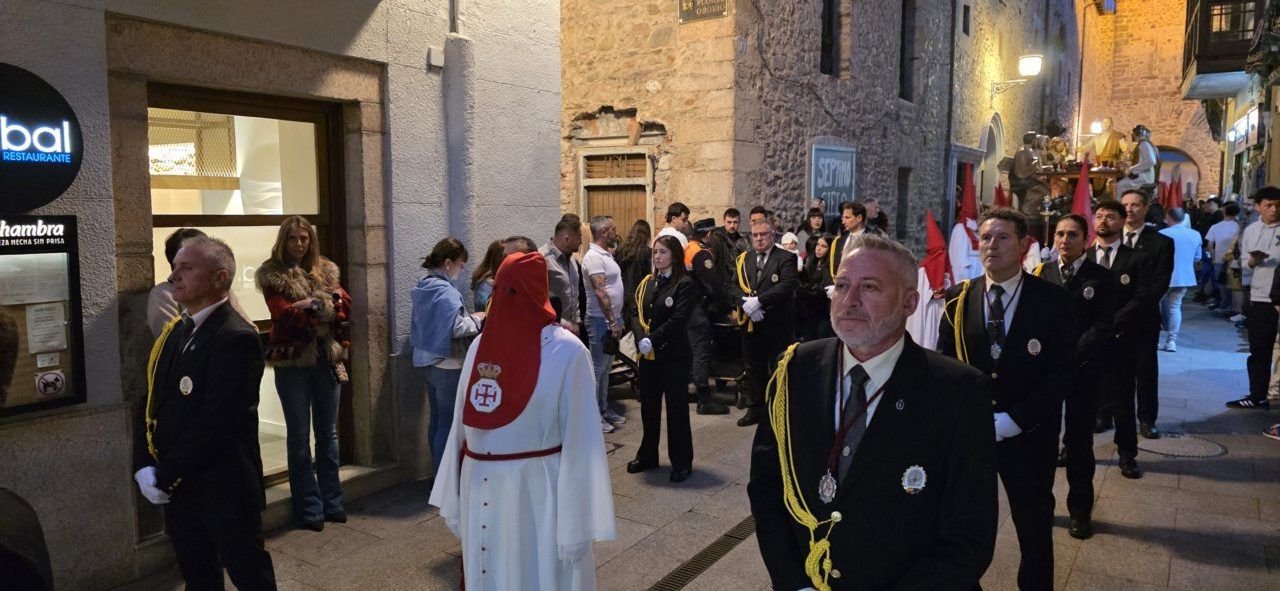 Participantes en la procesión de la Santa Cena en Bierzo