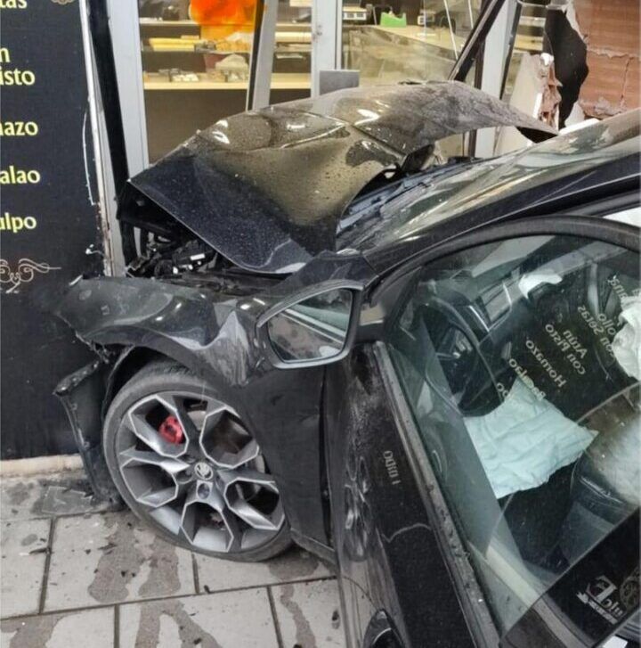 Vehículo dañado tras colisionar contra un establecimiento en León