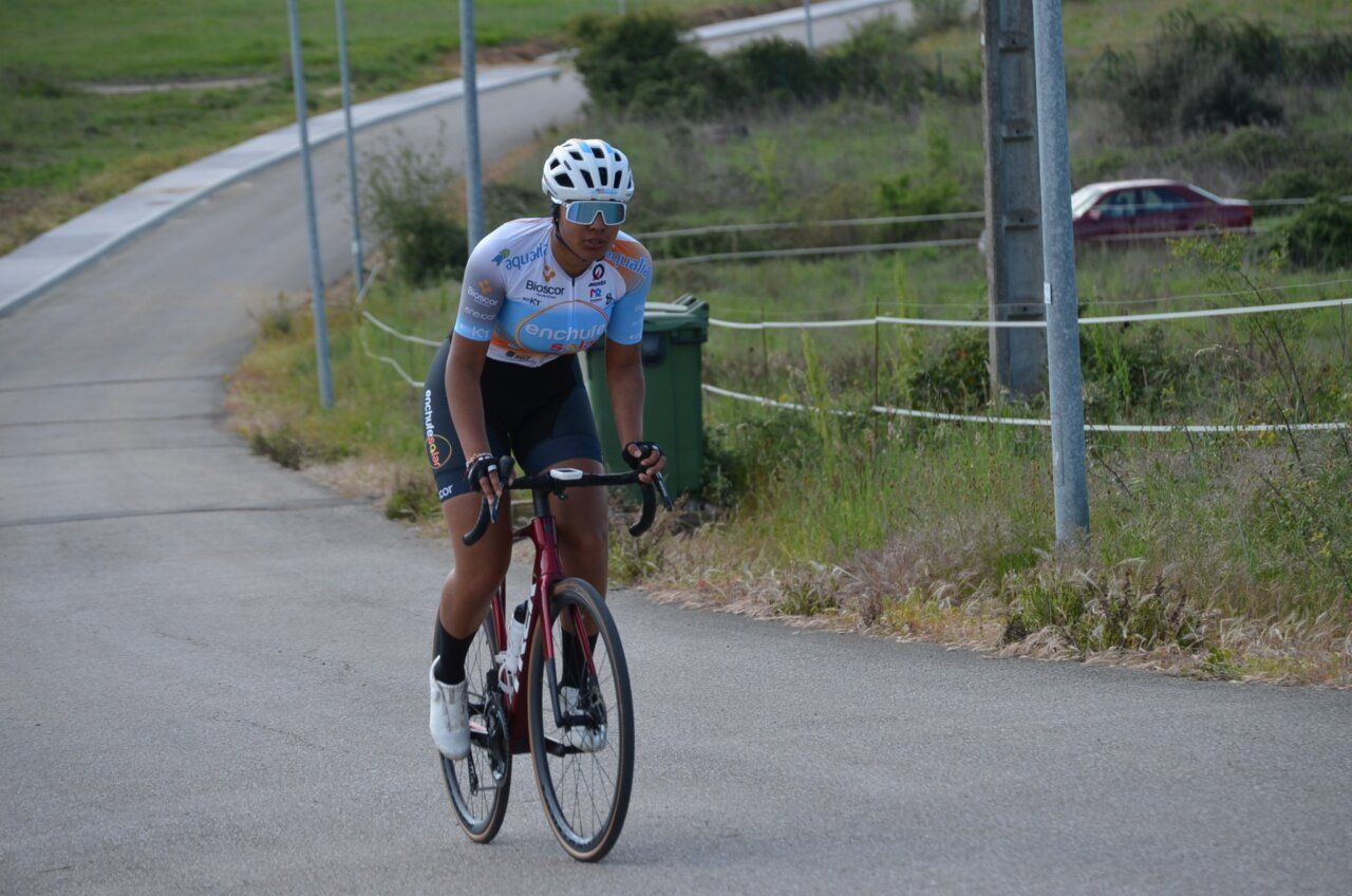 Ciclista compitiendo en la prueba CRI en Cabañas Raras