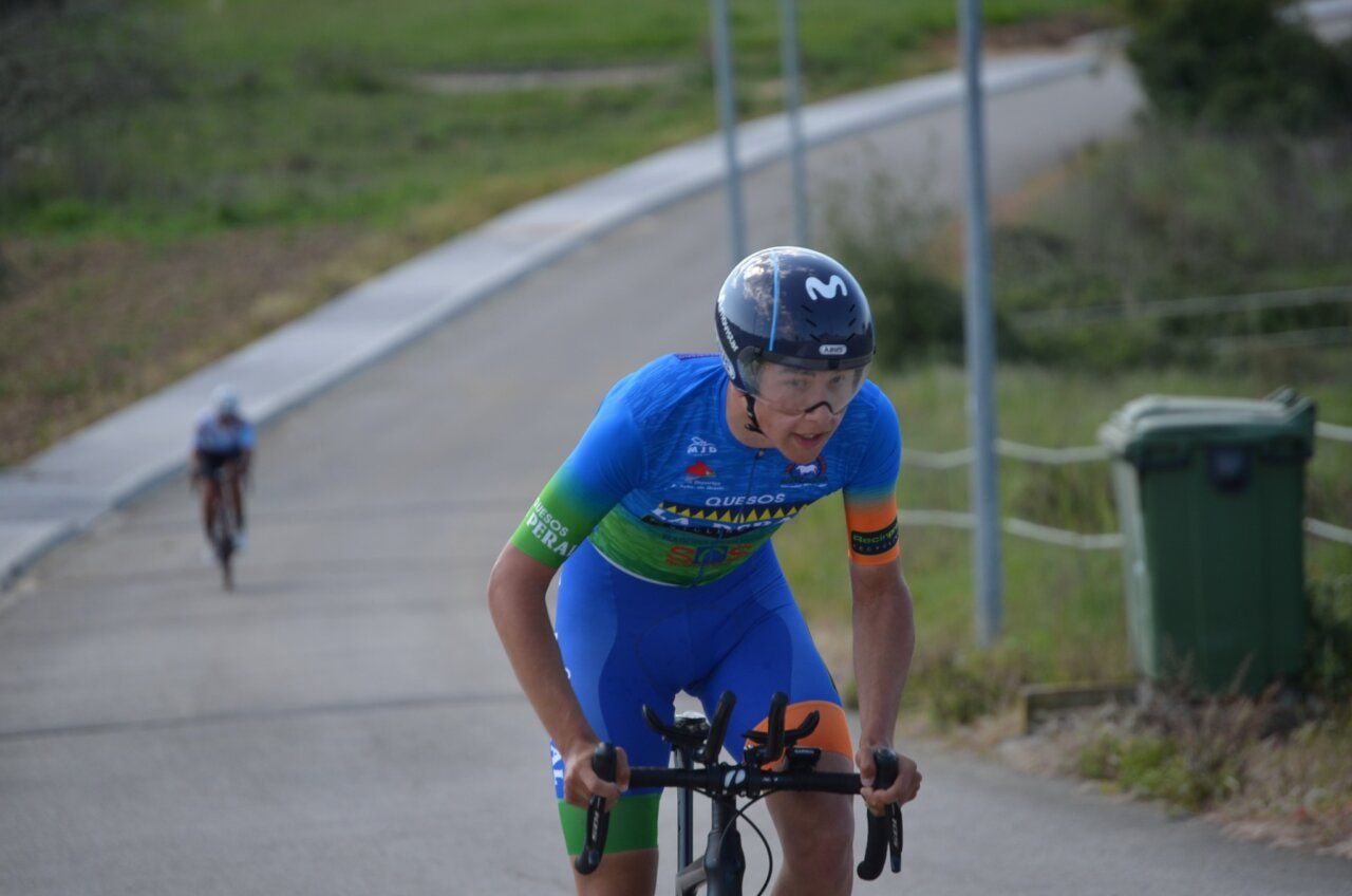 Ciclista compitiendo en la prueba CRI en Cabañas Raras