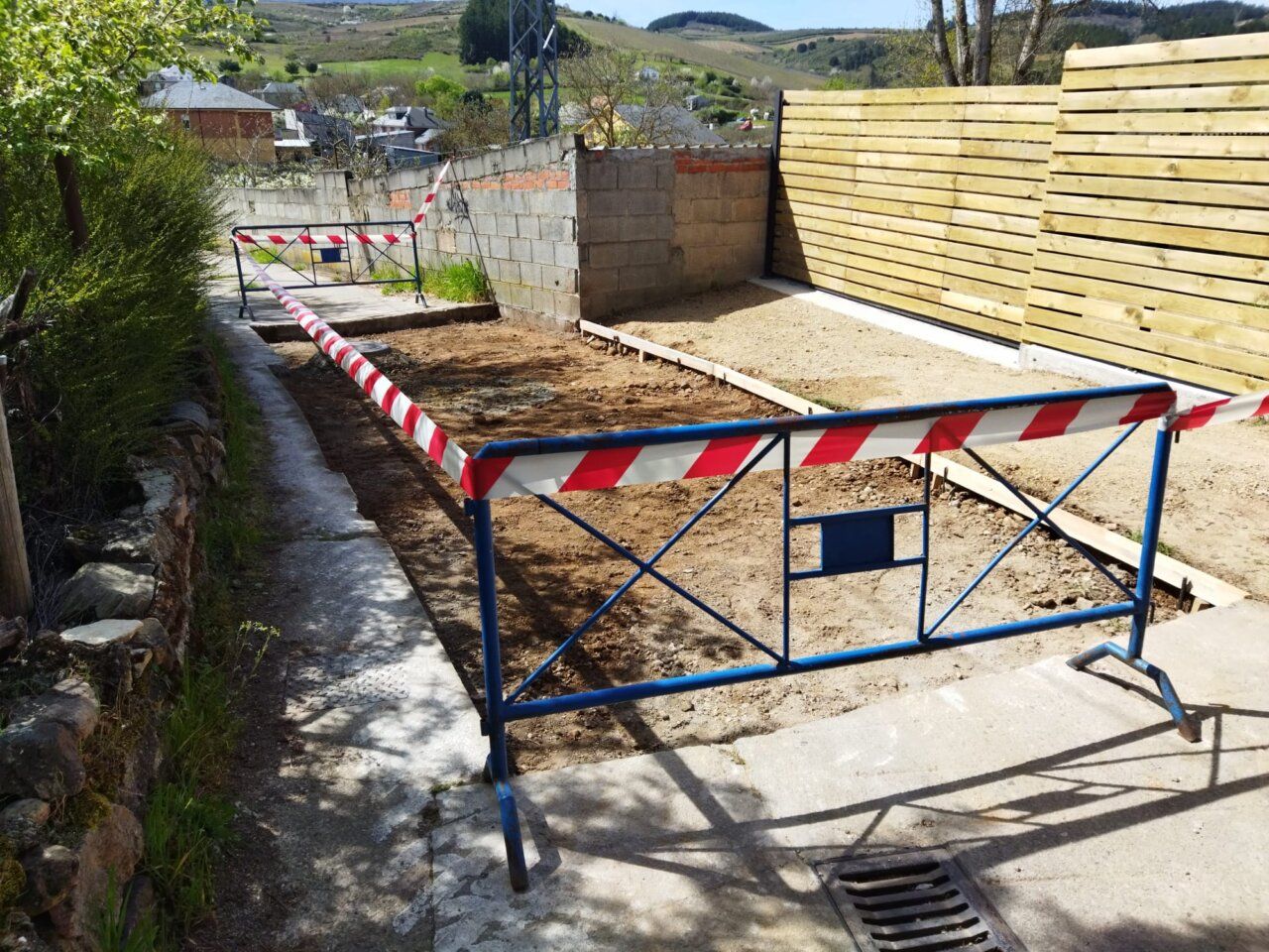 Obra en el camino Lombano en San Lorenzo con vallas de seguridad