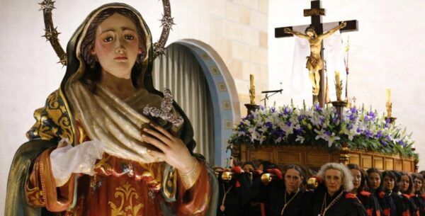 Imagen de la procesión de Flores del Sil en Ponferrada durante Semana Santa.