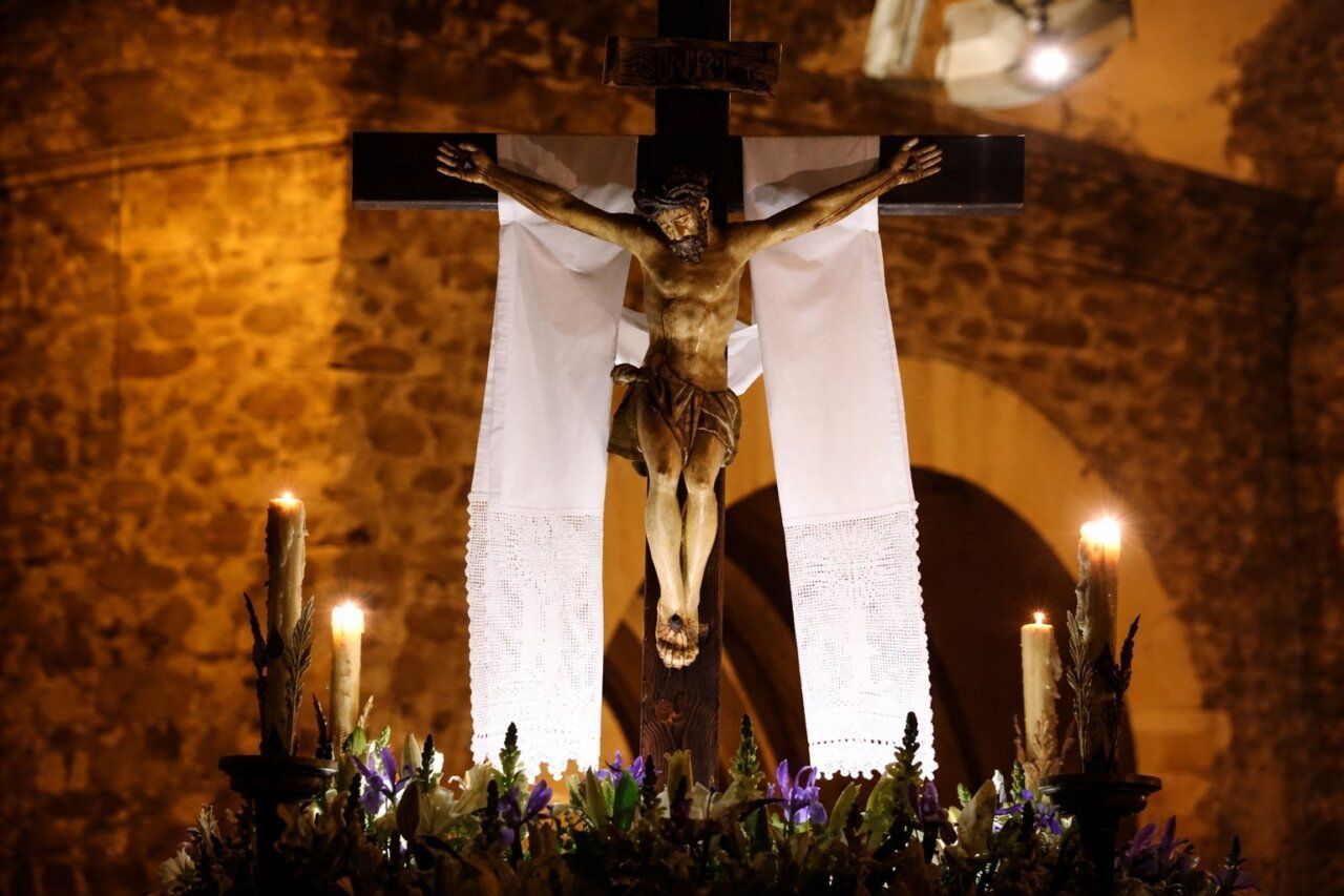 Cristo crucificado en la procesión de Flores del Sil durante Semana Santa